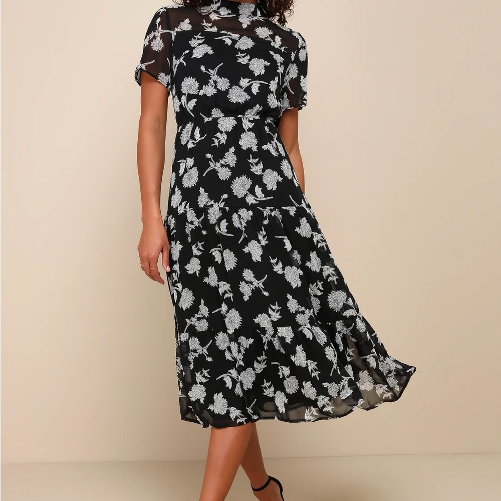 NWT- Lulu's Floral Print Midi Dress